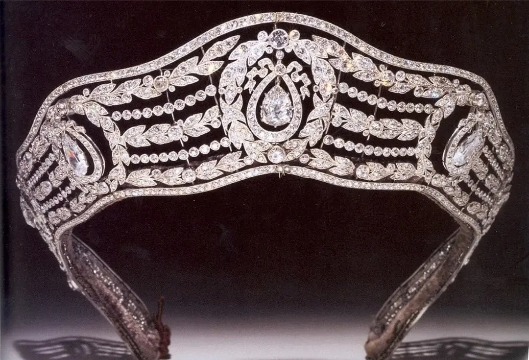  Garland-style tiara. 